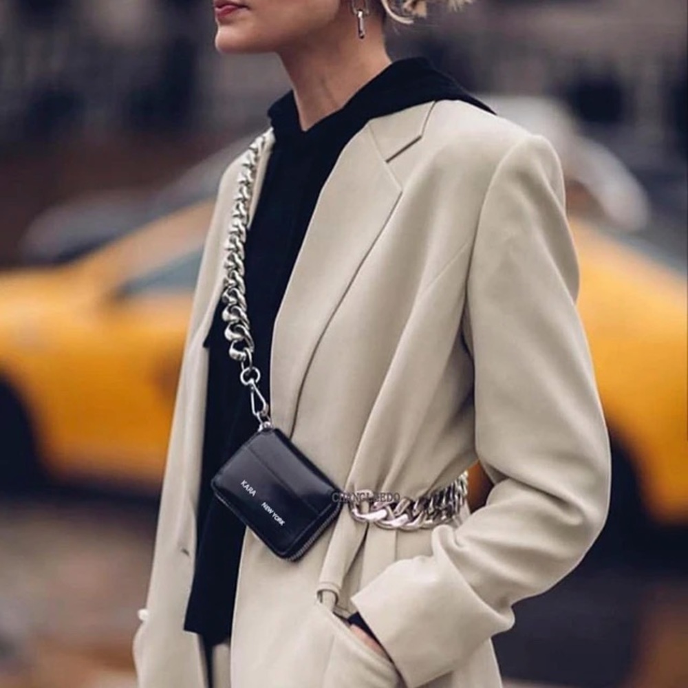 Sleek Black Crossbody Bag for Everyday Use